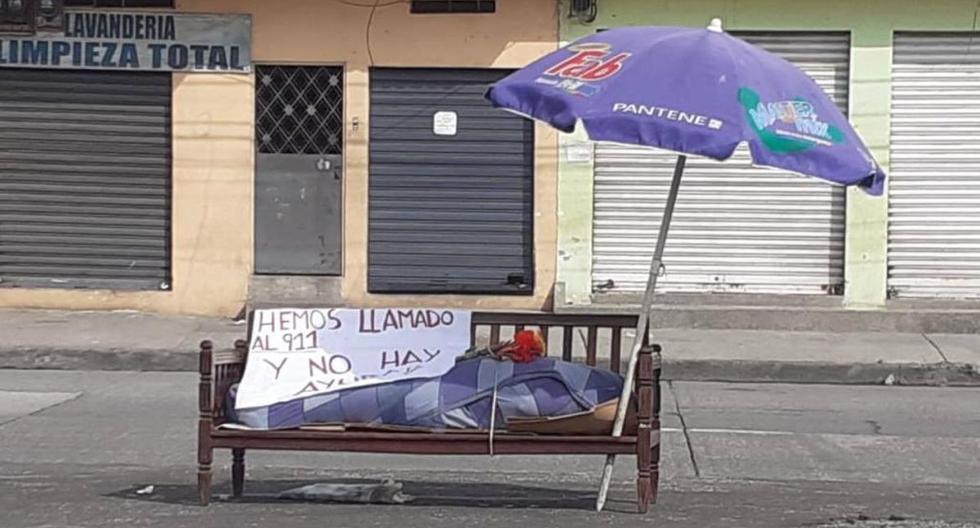 El cadáver de una mujer en una banca en Guayaquil. (Twitter de @ronaldcordova).