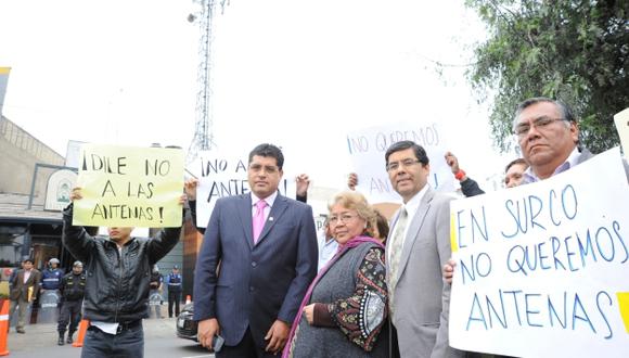 Alcalde Roberto Gómez y vecinos iniciaron campaña contra la proliferación de antenas. (Difusión)