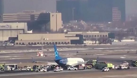 El aeropuerto de Newark anunció que sus todas pistas estaban cerradas por una emergencia pero retomó sus funciones al cabo de una hora. (Foto: Captura TV)