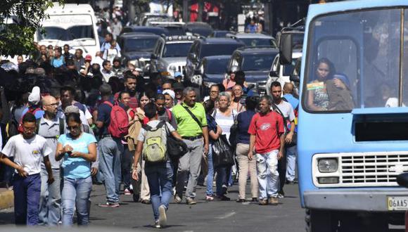 Viajeros que no pueden usar el metro debido a un corte de energía parcial, acuden a las calles de Caracas el 25 de marzo de 2019. (Foto: AFP)