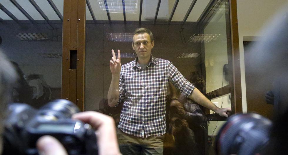El líder de la oposición rusa Alexei Navalny posa para los fotógrafos en el Tribunal de Distrito de Babuskinsky en Moscú, Rusia, el sábado 20 de febrero de 2021. (AP/Alexander Zemlianichenko).