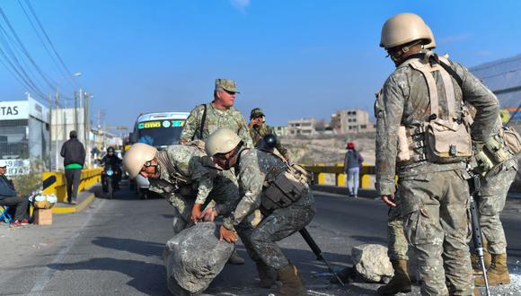 Soldados limpian los escombros dejados por los alborotadores de la Carretera Arequipa-Puno en el Puente Añashuayco. (DIEGO RAMOS / AFP).
