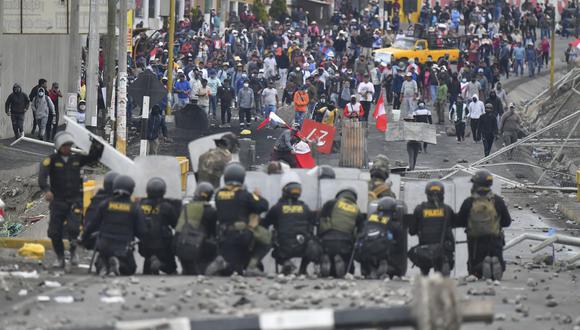 Violentas protestas se registraron al sur del país luego del golpe de Estado que perpetró Pedro Castillo. (AFP)