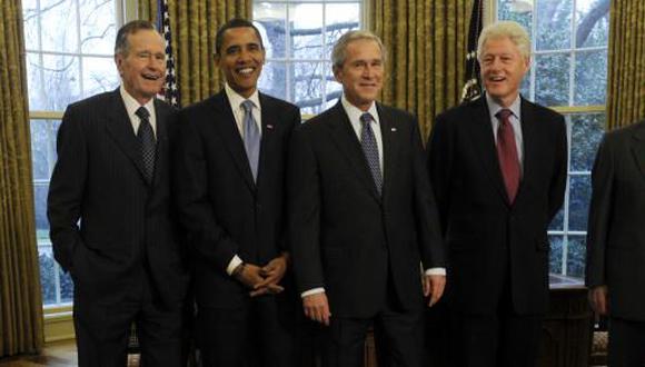 George H. W. Bush, Barack Obama, George W. Bush, Bill Clinton y Jimmy Carter, en 2009, en el Despacho Oval. (Getty)