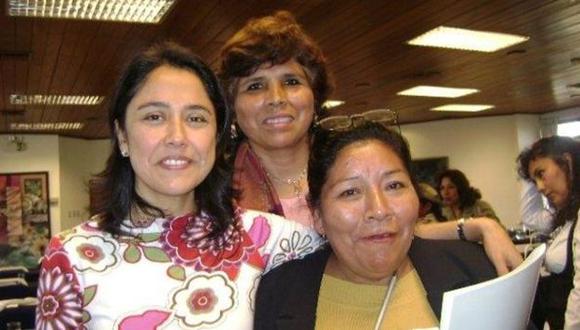 La gobernadora Rosa Cotrina (al centro), receptora de las donaciones, posa con Nadine Heredia. (Difusión)