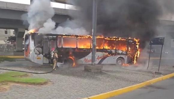 Bus se incendió en la Panamericana Norte. (Foto: captura)