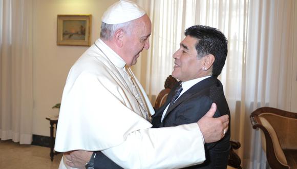 El papa Francisco saludando al futbolista retirado argentino Diego Maradona en la Ciudad del Vaticano el 12 de octubre de 2016. (Foto: STR / TELAM / AFP)