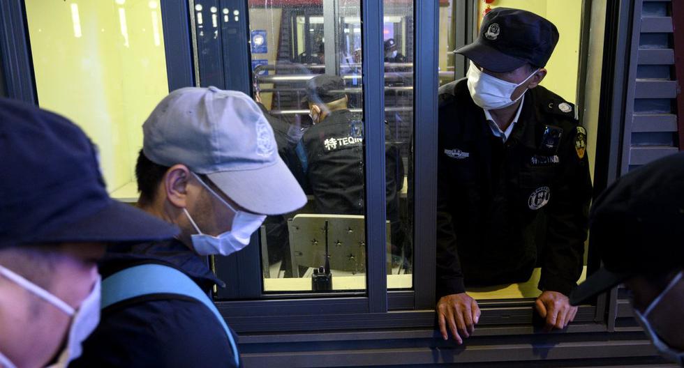 Imagen referencial. Los pasajeros usan mascarillas por el coronavirus cuando llegan a la estación de tren de una ciudad de China. Foto tomada el 8 de abril de 2020. (NOEL CELIS / AFP).