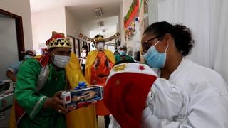 Médicos se convierten en Reyes Magos para llevar regalos a niños con leucemia y otros males | VIDEO