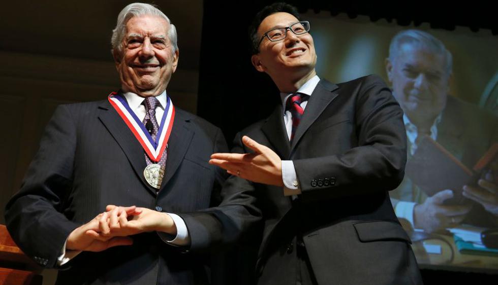 Mario Vargas Llosa recibió el premio "Leyenda Viva" de la Biblioteca del Congreso de Estados Unidos. (AFP)