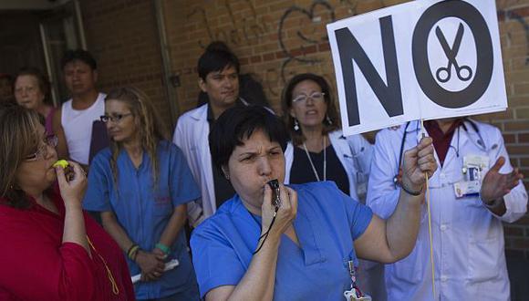 Trabajadoras protestan contra recortes del gobierno español. (Reuters)