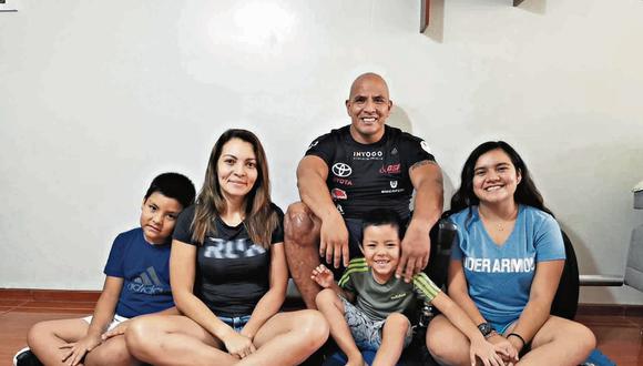 Carlos Felipa junto a su familia.