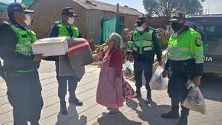 Arequipa: policías llevan víveres a adulta mayor que rescataron de un incendio