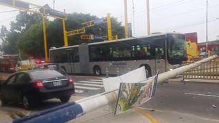 Chorrillos: Choque de dos autos provocó caída de poste sobre vía del Metropolitano [Video]