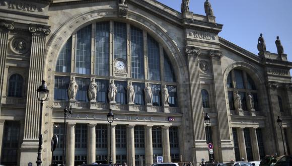 La policía francesa mató a tiros a un hombre que se abalanzó sobre ellos la madrugada del 14 de febrero de 2022 con un cuchillo de hoja larga en la estación de tren Gare du Nord de París, dijeron fuentes policiales. (Foto: STEPHANE DE SAKUTIN / AFP)