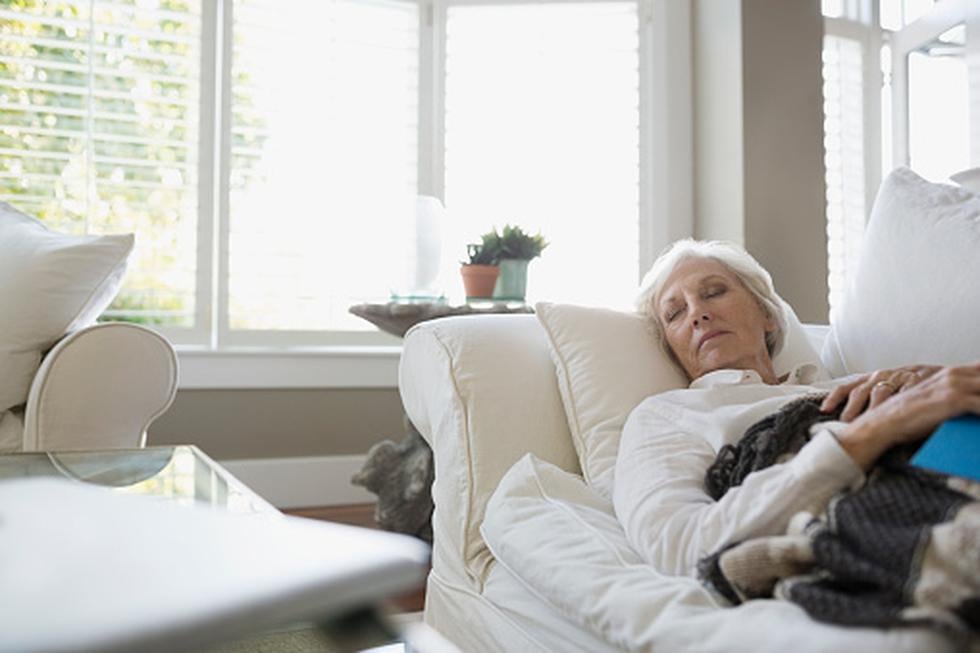Las largas siestas durante el día pueden ser un síntoma de alzhéimer. (Getty)
