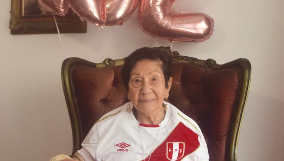 Regina Razuri, hincha peruana disfruta sus 102 años con la bicolor entre las manos. (Foto: Javier Zapata/ Perú21).
