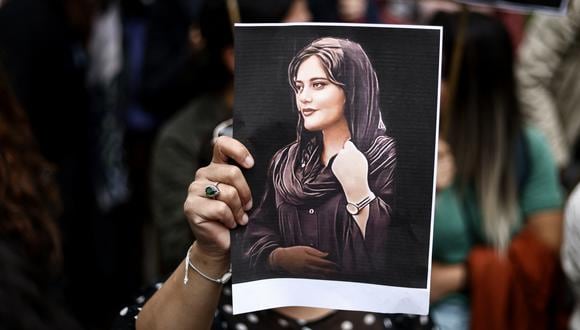 Una persona sostiene un retrato de Mahsa Amini durante una manifestación en su apoyo frente a la embajada iraní en Bruselas el 23 de septiembre de 2022. (Foto: Kenzo TRIBOUILLARD / AFP)