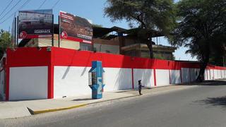 Critican a gobernador de Piura por pintar sede regional con colores de su partido