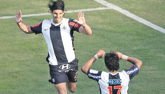 OJO CON 'ZLATAN’. Fernández celebra con Joazhiño Arroé tras consumar el 3-0 en Matute. (Alberto Orbegoso)