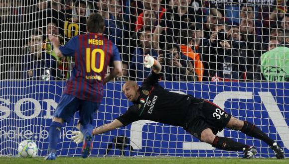 ÍDOLO Y FIGURA. Messi convirtió dos veces de penal ante los 'rossoneri’ y estableció récord. (Reuters)