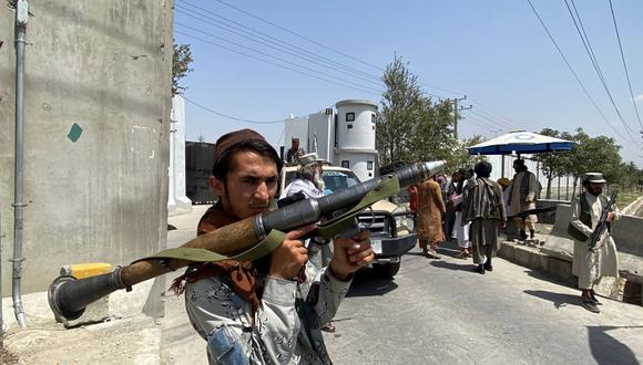 Un combatiente talibán sostiene un cohete RPG mientras hace guardia con otros en una puerta de entrada del Ministerio del Interior en Kabul el 17 de agosto de 2021. (Javed Tanveer / AFP).