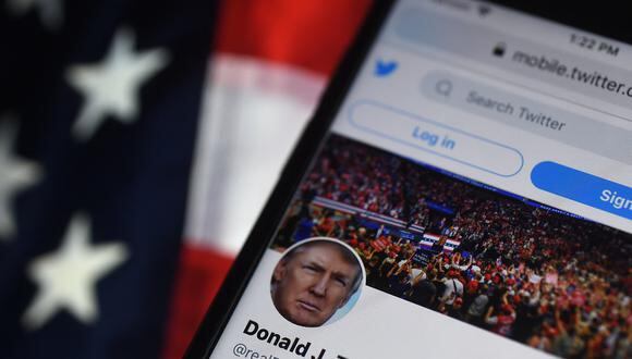 En esta ilustración fotográfica, la cuenta de Twitter del presidente de los Estados Unidos, Donald Trump, se muestra en un teléfono móvil el 10 de agosto de 2020 en Arlington, Virginia. (Foto: Olivier DOULIERY / AFP)