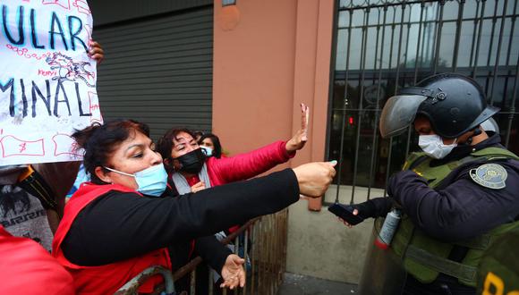Ciudadanos se manifiestan en los exteriores del Congreso. (Hugo Curotto / @photo.gec)