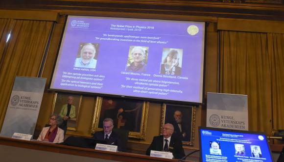 Los miembros del Comité Nobel de Física Olga Botner, Goran K Hansson y Mats Larsson durante el anuncio de los ganadores del Premio Nobel de Física 2018 en la Real Academia de Ciencias de Suecia. (Foto: AFP)