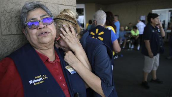 Trabajadoras de Walmart impactadas por la matanza. Se ha confirmado 20 víctimas mortales. (Foto: AP)
