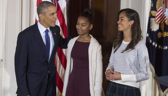 Barack Obama junto a sus hijas Sasha y Malia. (EFE)