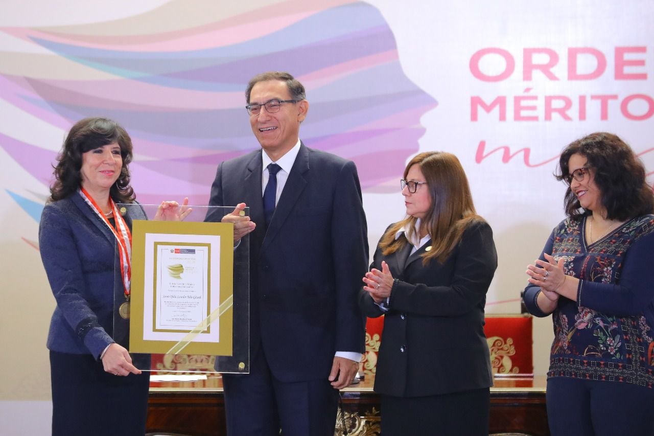 Janeth Tello junto al presidente Martín Vizcarra, en la ceremonia donde obtuvo el Orden del Mérito a la Mujer.