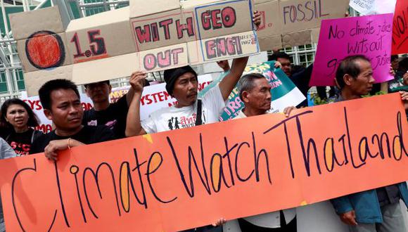 Activistas ambientales protestan frente al Centro de Conferencias de las Naciones Unidas (UNCC) en Bangkok, Tailandia, donde se llevará a cabo la Conferencia de Bangkok sobre Cambio Climático. (Foto: Reuters)