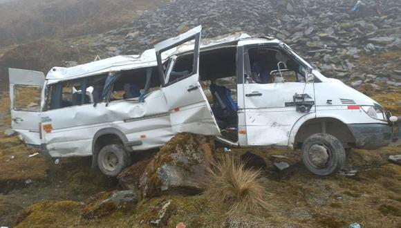 Cusco: cuatro muertos deja caída de vehículo a un abismo.