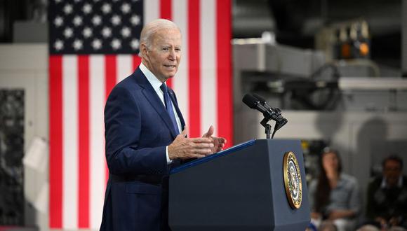 El presidente de EE. UU., Joe Biden, pronuncia un comentario sobre la economía después de recorrer las instalaciones de Volvo Group Powertrain en Hagerstown, Maryland, el 7 de octubre de 2022. (Foto de MANDEL NGAN / AFP)