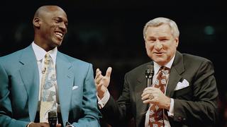 Dean Smith, descubridor de Michael Jordan, murió a los 83 años