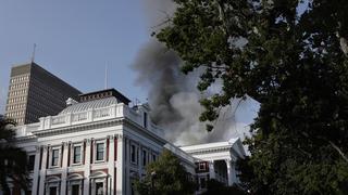 Se reaviva el incendio que devastó el parlamento sudafricano en Ciudad del Cabo