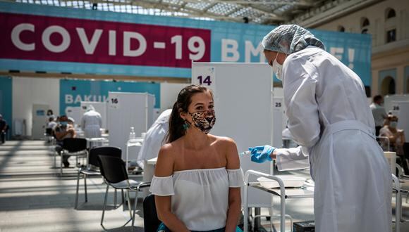 Una mujer recibe una dosis de la vacuna contra el Covid-19 en un centro  en Gostiny Dvor en Moscú, el 7 de julio de 2021. (Foto: Dimitar DILKOFF / AFP)