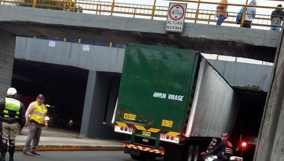 Camión quedó atascado en túnel de Plaza Unión y generó gran congestión vehicular. (Jessica Roca)