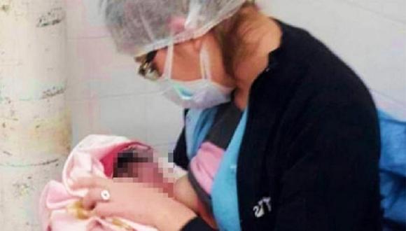 La enfermera Vanessa Suárez tomó la noble y desinteresa decisión de dar de lactar al bebé que solo tenía 3 horas de nacido.| Foto: Crónica