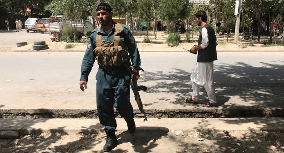 Un policía vigila el sitio de un ataque en Afganistán. (Foto: Reuters)