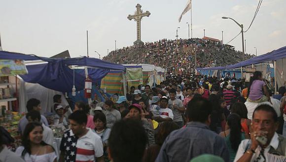 Más de 3,000 feligreses se dieron cita en el cerro San Cristóbal para acompañar la representación del Vía Crucis. (USI)
