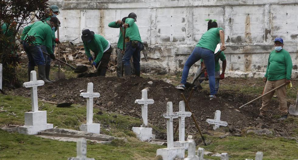 Un grupo de trabajadores ayudan a excavar durante una jornada de exhumación en el cementerio del municipio de Dabeiba, el 11 de marzo de 2021, departamento de Antioquia (Colombia). (EFE/ Luis Eduardo Noriega A.).