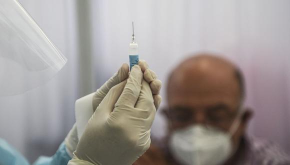 Para la vacunación se dará prioridad a los asegurados adultos mayores de 60 años, que actualmente suman un millón 700 mil personas. (Foto: Ernesto Benavides / AFP)