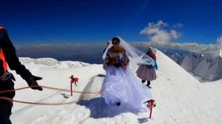 Pareja boliviana se da el ‘sí’ a 6.460 msnm en la cima del Illimani [VIDEO]