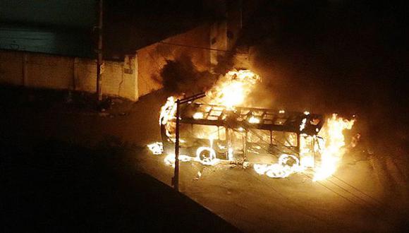 Vehículos fueron incendiados por manifestantes. (Fernando Donasci/Folhapress)