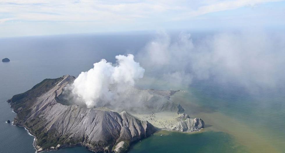 Esta foto aérea muestra la Isla Blanca después de su erupción volcánica en Nueva Zelanda. El volcán en una pequeña isla de Nueva Zelanda frecuentada por turistas entró en erupción el lunes, y varias personas desaparecieron y resultaron heridas después de la explosión. (AP)