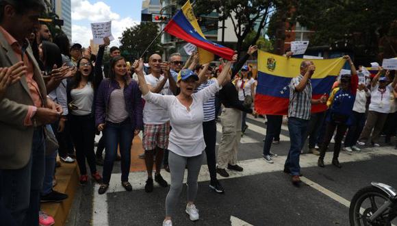 Opositores venezolanos participan en una manifestación para exigir el fin de la crisis, la llegada de ayuda humanitaria y en respaldo a la Presidencia interina de Juan Guaidó. (Foto: EFE)