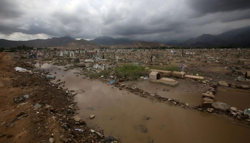 Trujillo: Huaico arrasó con cementerio y expuso cráneo y otros restos humanos. (Reuters)