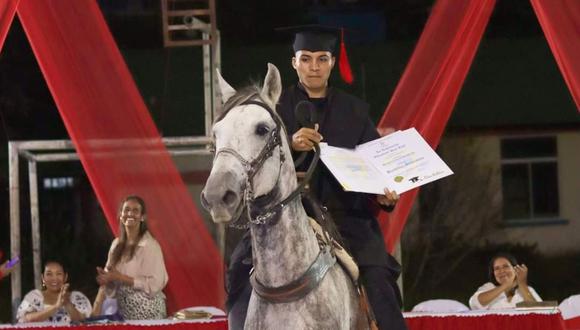 Un joven se graduó galopando sobre el caballo que lo llevó a clases durante meses. (Foto: @SabaneroX / Twitter)